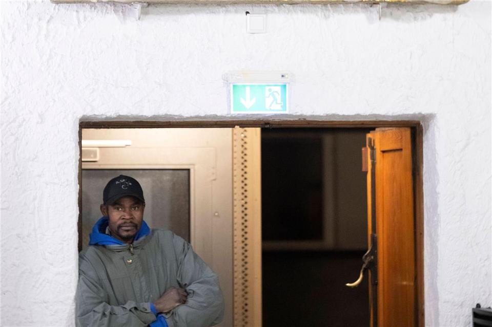Yacoub Khater Khalil aus dem Sudan steht unter einem Engel-Relief in der Weißfrauenkirche im Bahnhofsviertel von Frankfurt. Boris Roessler/dpa