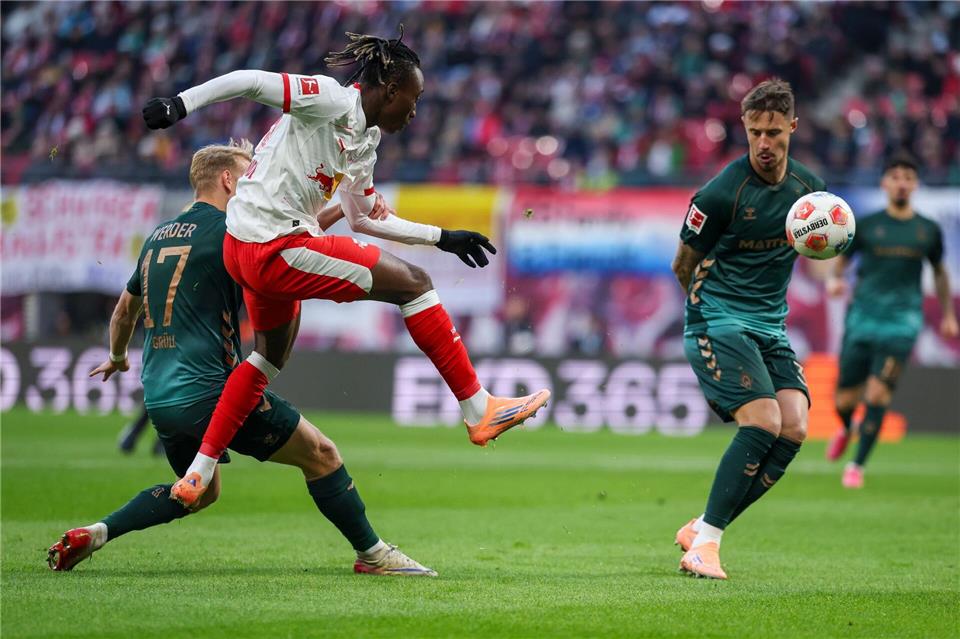 Yan Diomandé (M, RB Leipzig), Marco Grüll (l, Werder Bremen) und Marco Friedl (Werder Bremen) kämpfen um den Ball.Jan Woitas/dpa