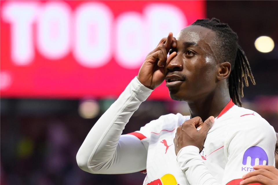 Yan Diomande (RB Leipzig) jubelt nach dem 1:0 gegen Stuttgart.Hendrik Schmidt/dpa