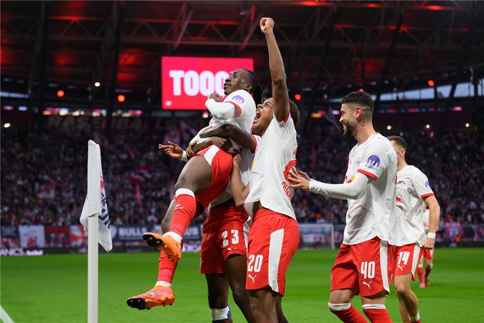 Yan Diomande (l-r), Castello Lukeba, Assan Ouédraogo und Romulo jubeln nach dem 1:0.Hendrik Schmidt/dpa