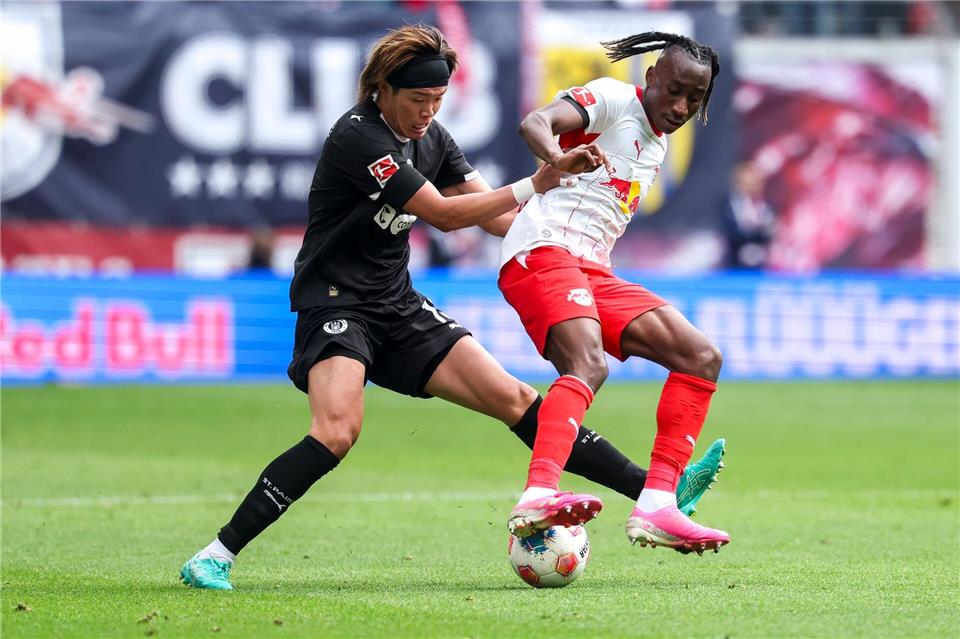 Yan Diomande (r.) soll einen neuen Vertrag mit mehr Gehalt erhalten.Jan Woitas/dpa