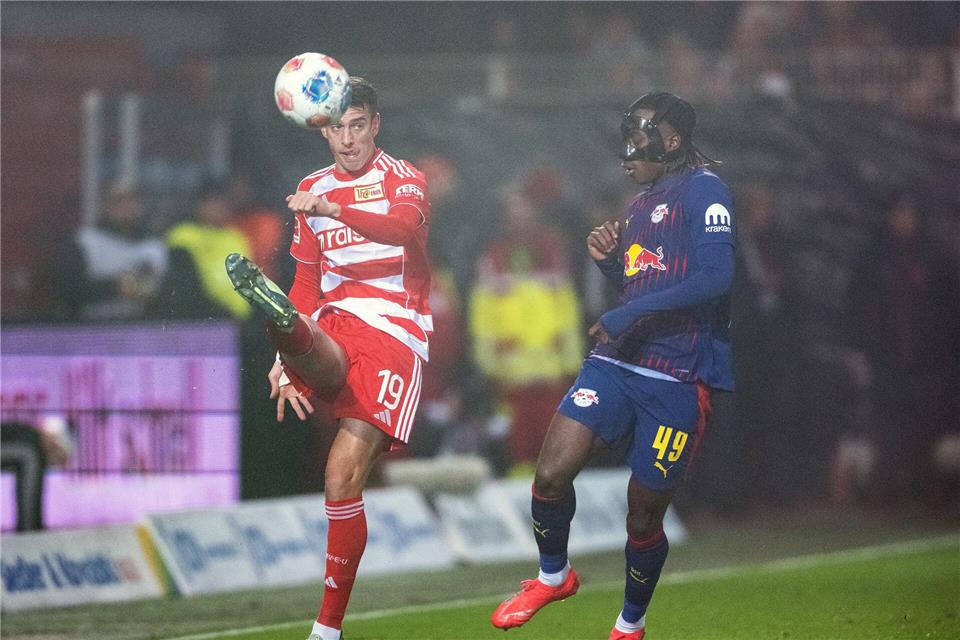 Yan Diomande (r) von RB Leipzig hatte früh die Chance zur Führung.Soeren Stache/dpa