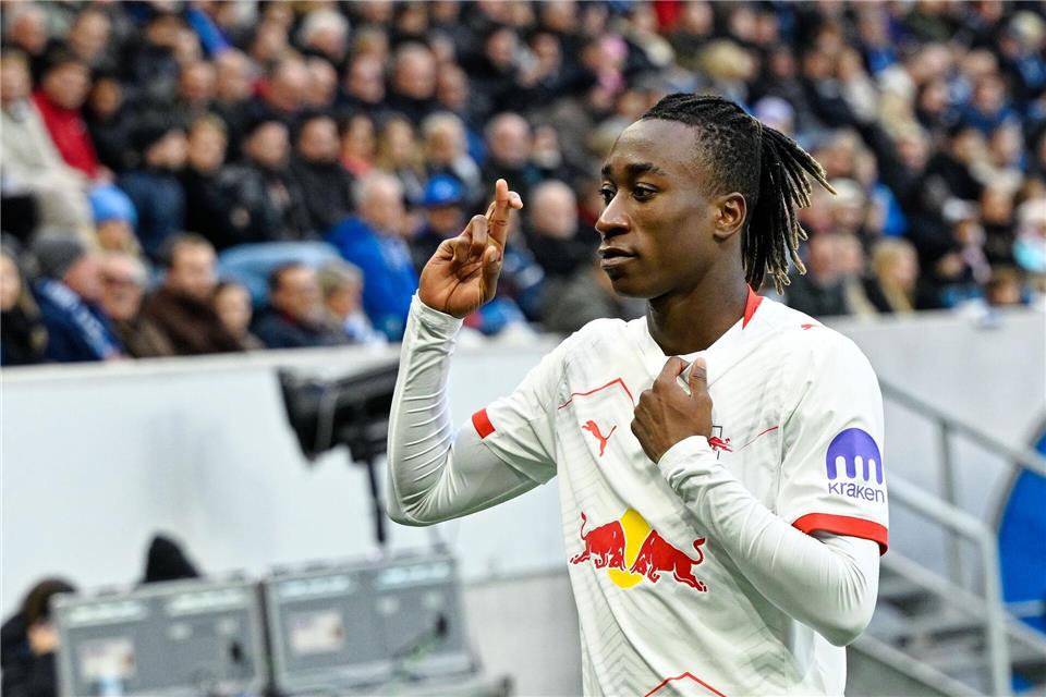 Yan Diomande zeigt seinen Manga-Torjubel. (Archivbild)Uwe Anspach/dpa