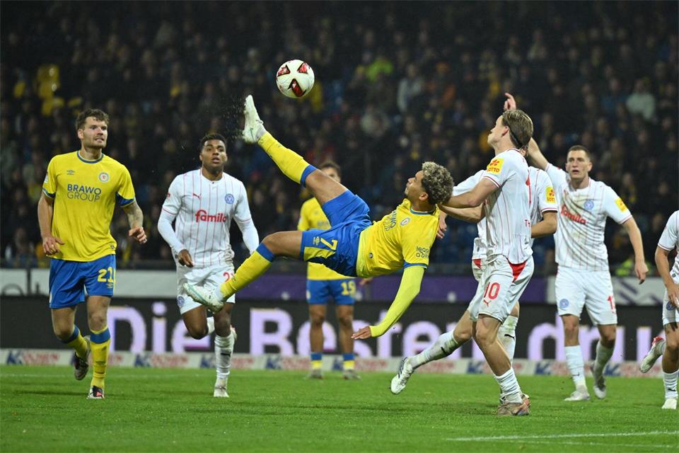 Yann Sturm von der Eintracht Braunschweig schießt per Fallrückzieher beim Spiel gegen Holstein Kiel.Swen Pförtner/dpa