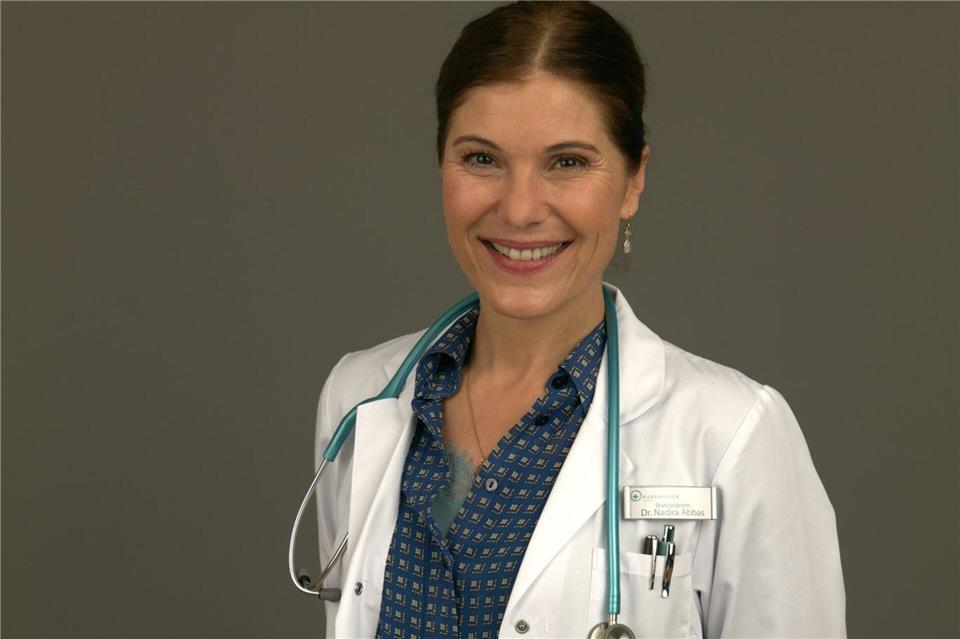 Yasmina Djaballah in ihrer Rolle als Chefärztin in der ZDF-Serie „Bettys Diagnose“. Lars Henning Schröder/ZDF/dpa