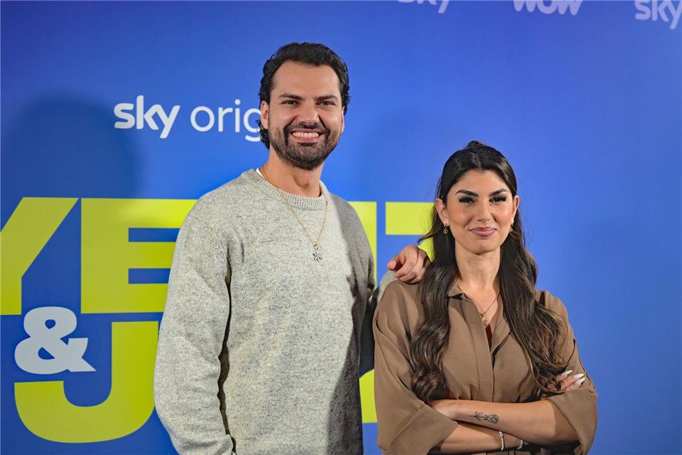 Yeliz Koç (r) und Jimi Blue Ochsenknecht wollen sich als Patchwork-Familie zurechtfinden (Archivbild).Malin Wunderlich/dpa