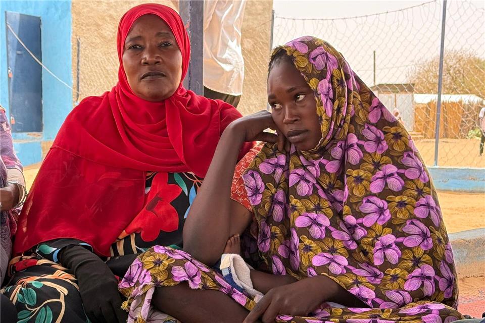 Yeman Mohamat Ramadan (links) engagiert sich im Flüchtlingslager für Frauenrechte und will die Mauer des Schweigens über Gewalt durchbrechen.Eva Krafczyk/dpa