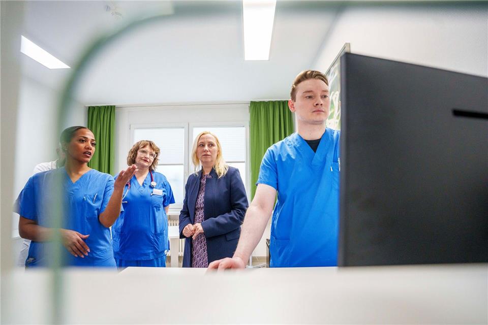 Yemane erklärt, das Angebot werde von den Patientinnen und Patienten gut angenommen.Andreas Arnold/dpa