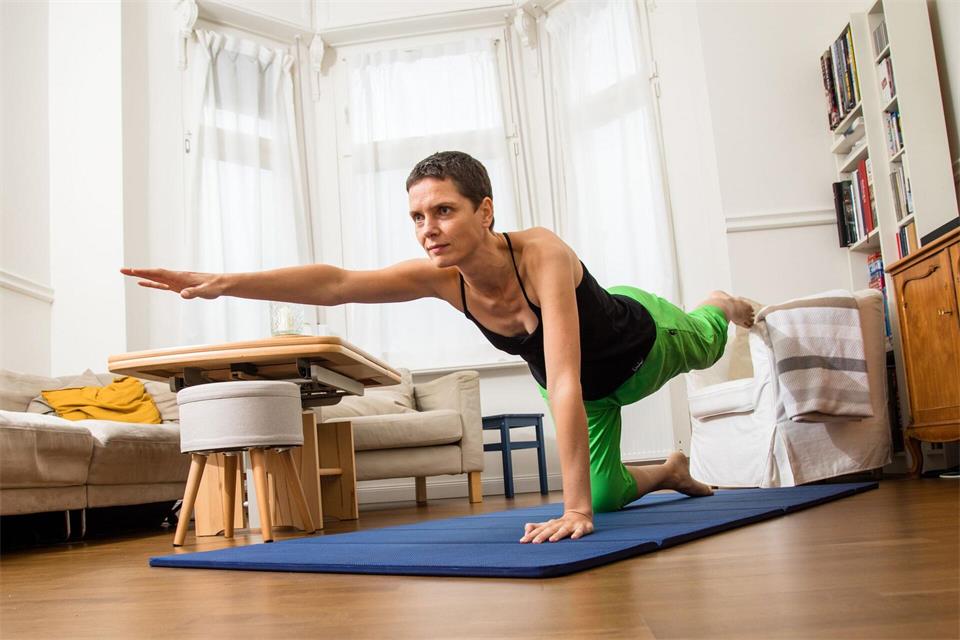 Yoga schult nicht nur die innere Balance, sondern auch das Gleichgewicht. Das kann Stürzen vorbeugen. picture alliance / dpa-tmn