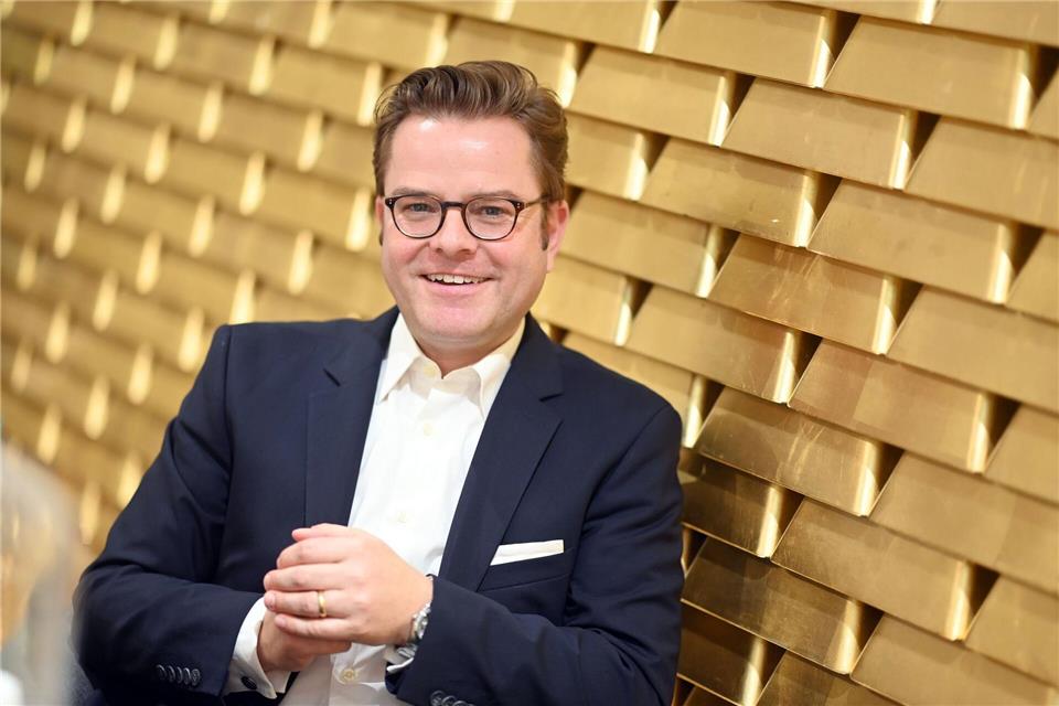 York Tetzlaff von der Fachvereinigung Edelmetalle erklärt, welche Faktoren den Goldpreis beeinflussen. (Archivbild)Uli Deck/dpa