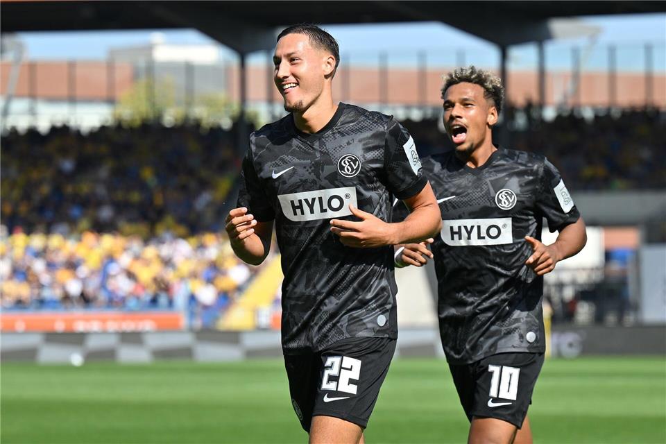 Younes Ebnoutalib (l) bringt Elversberg in Führung. Swen Pförtner/dpa