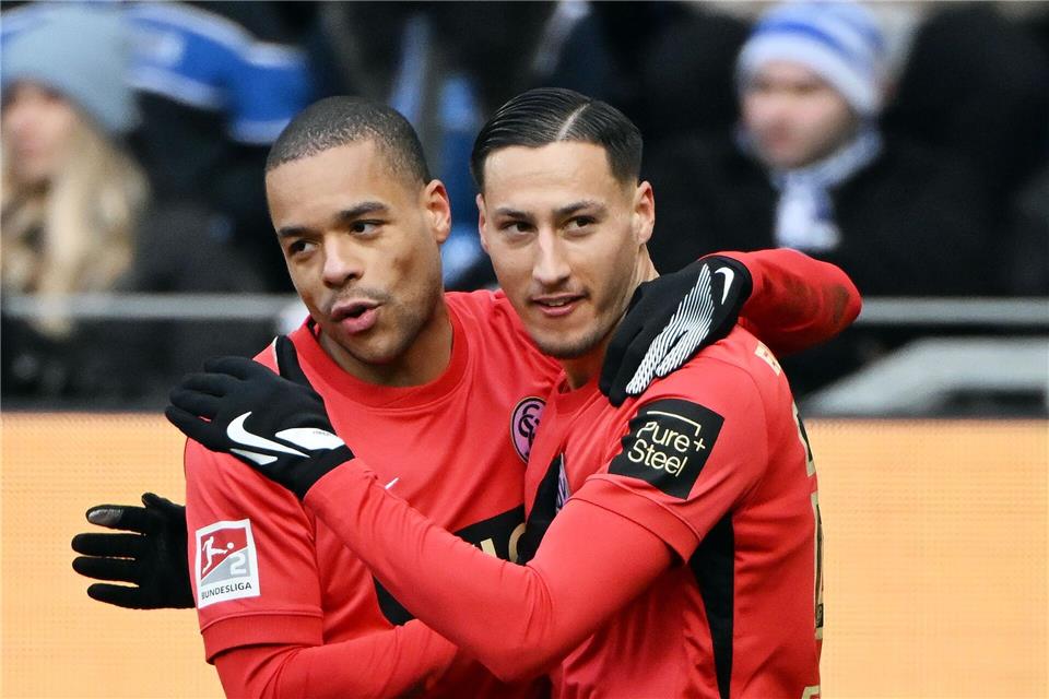 Younes Ebnoutalib (r) bestrafte einen Patzer der KSC-Defensive. Uli Deck/dpa