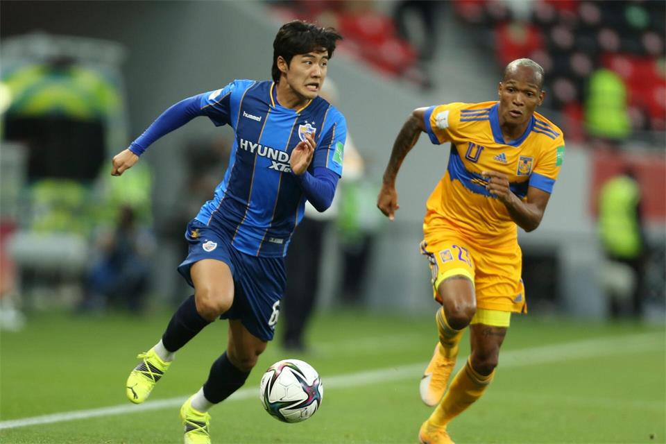 Young-Woo Seol (l) kommt zum FCA. (Archivbild)Hussein Sayed/AP/dpa