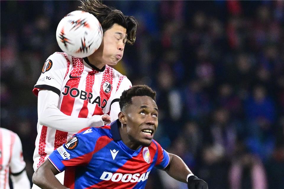 Yuito Suzuki (l.) und der SC Freiburg mussten sich in Pilsen mit einem 0:0 begnügen.Chaloupka Miroslav/CTK/dpa