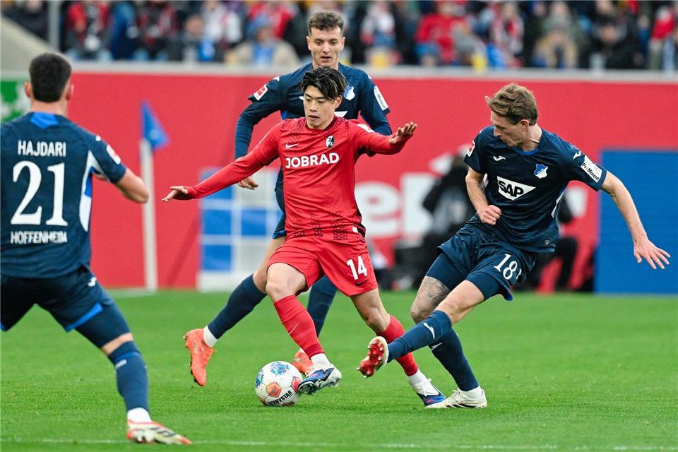 Yuito Suzuki und Freiburg: Von Hoffenheimern umzingelt.  Uwe Anspach/dpa