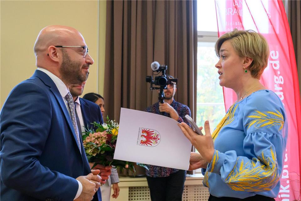 Yuliia Nikitchenko (r) vom Opora-Verein nimmt den Landesintegrationspreis entgegen.Patrick Pleul/dpa