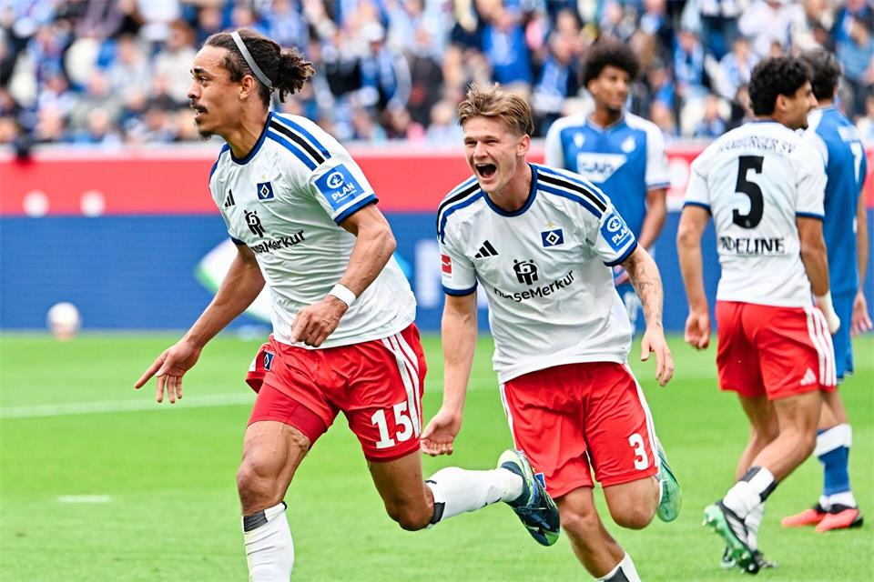 Yussuf Poulsen (l.) geht als Torschütze beim HSV voran. Uwe Anspach/dpa