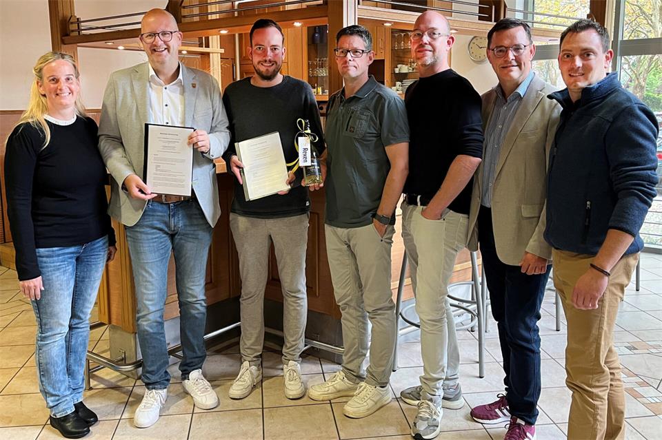Yvonne Freis (Koordinatorin Reken-Forum), Bürgermeister Manuel Deitert, Geschäftsführer Steffen Kölnberger, Maik Rademacher, André Wachtmeister, Stefan Nienhaus (Allgemeiner Vertreter) und Michael Schoppen (Fachbereichsleiter) trafen sich jetzt zur Vertragsunterzeichnung.