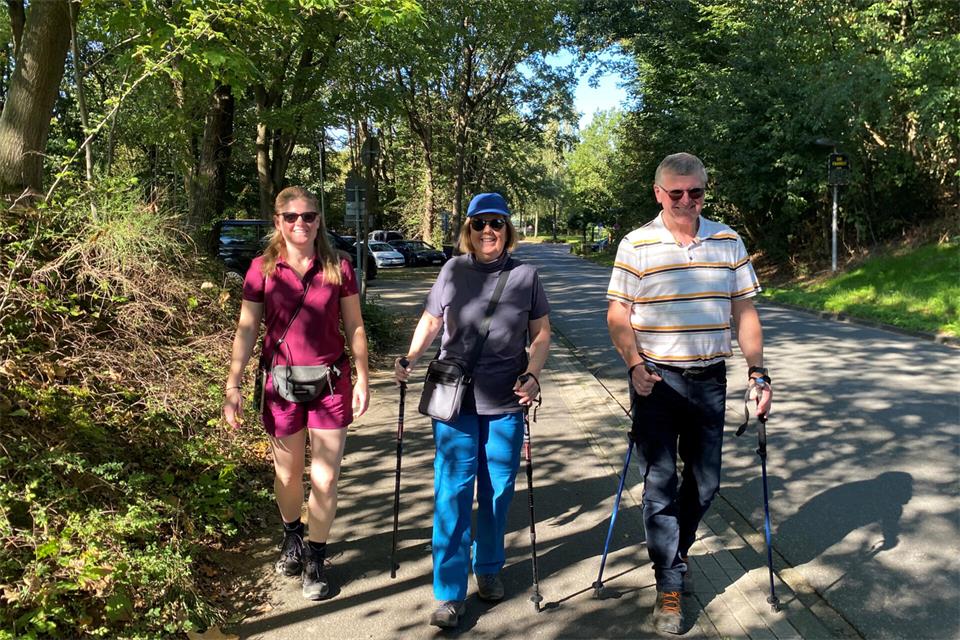 Yvonne Sahle und ihre Eltern Wolfgang und Martina Schlüter machten sich am Sonntag beim Rekener Wandertag gemeinsam auf den Weg.