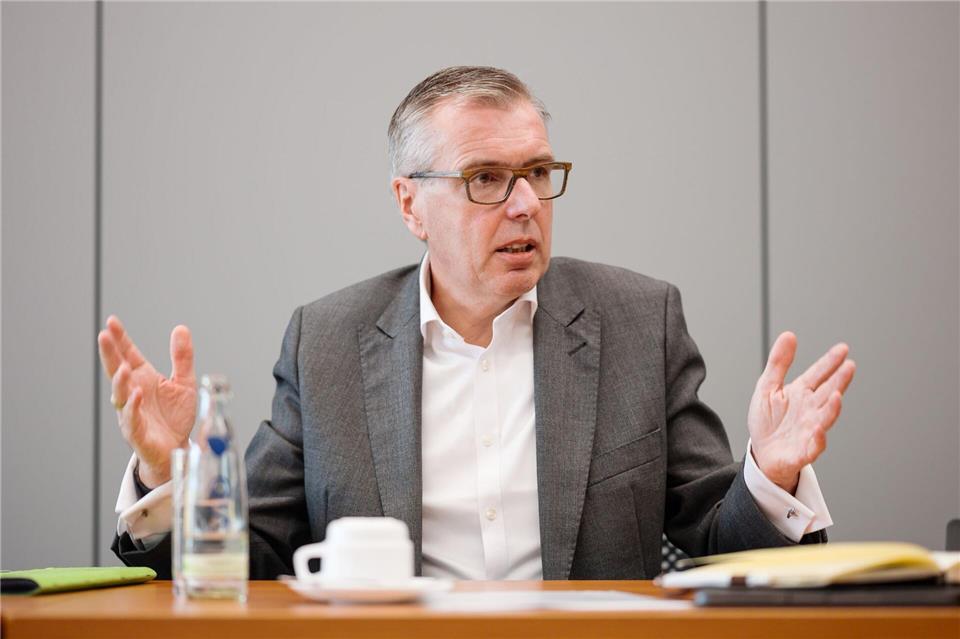 Zulieferer ZF: Erreichen Sparziel - aber das reicht nicht ZF-Chef: „Wir glauben auch nicht, dass 2026 besser wird.“ (Archivbild)Oliver Dietze/dpa