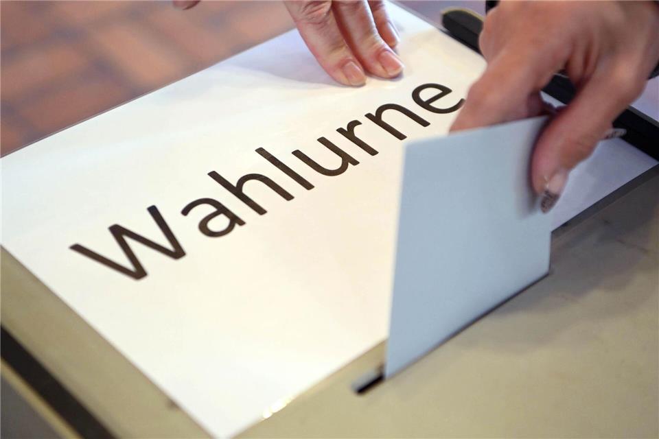 ZUm Wählen geht es ins Wahllokal, (Foto-Illustration)Uli Deck/dpa