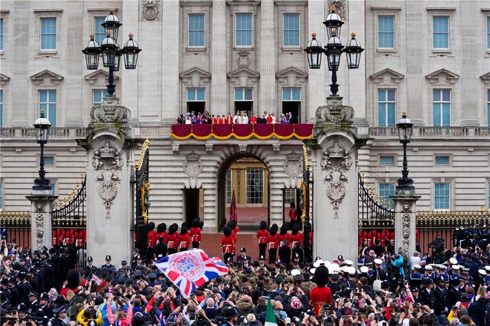 Königliche Schlösser öffnen für Touristen ZUschauer jubeln nach der Krönung von König Charles III. und Königin Camilla vor dem Buckingham Palast in London.