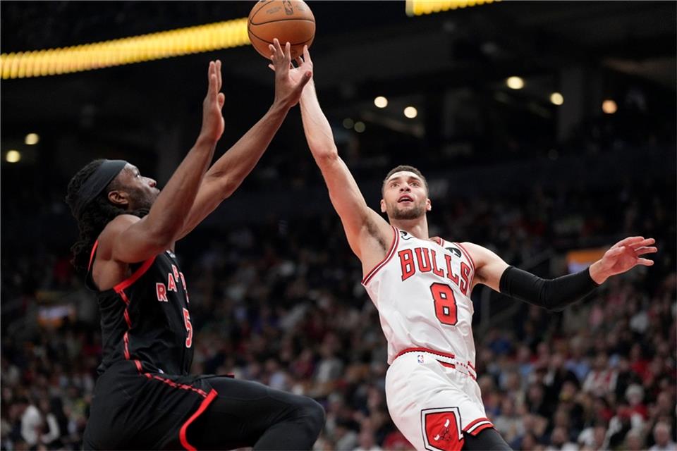 Zach LaVine (r) kann mit den Chicago Bulls weiter auf die NBA-Playoffs hoffen.