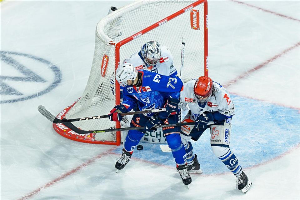 Zach Solow wird auch in der kommenden Saison für die Adler Mannheim spielen.Uwe Anspach/dpa