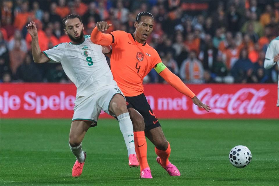 Zähes Ringen: Die Niederlande um Kapitän Virgil van Dijk (re., hier gegen Amine Gouiri) tat sich gegen Algerien schwer.Patrick Post/AP/dpa