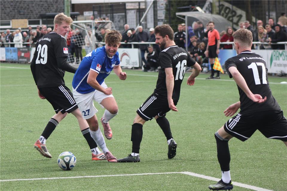 Zählte beim Gemener 3:0 in Lembeck zu den Aktivposten bei der Westfalia: Jan-Frederik Büning (am Ball).