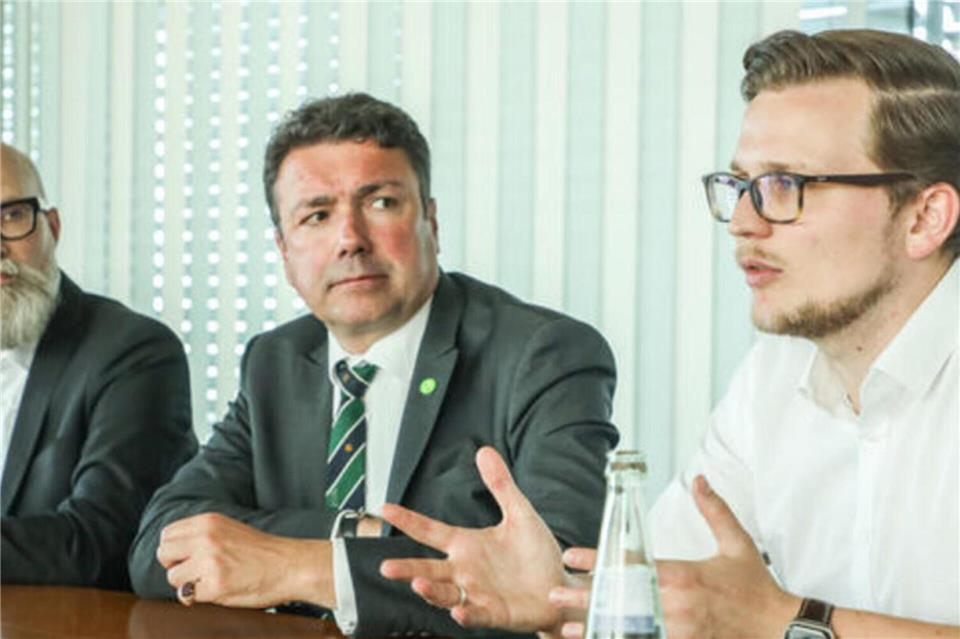 Zahlen auf den Tisch: Stadtbaurat Dave Welling, Bürgermeister Christian Mangen und Architekt Stefan Bielefeld (von rechts) erläuterten die Kostenentwicklung.