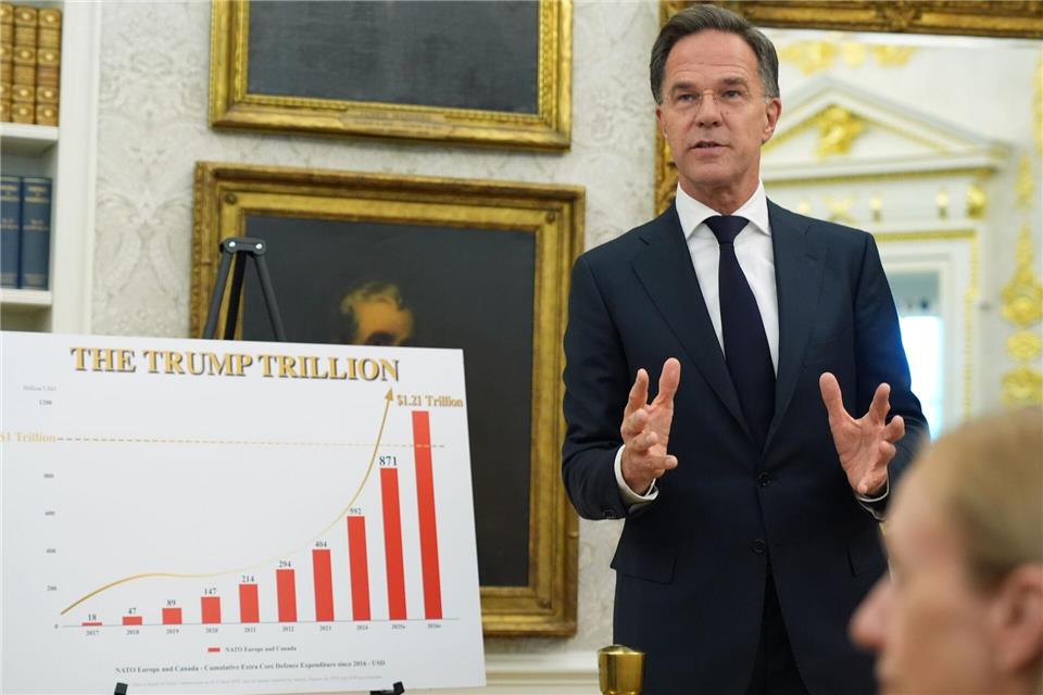Zahlen für Trump: Nato-Generalsekretär Mark Rutte brachte dem US-Präsidenten jüngst sogar eine Schautafel mit. Das Diagramm war mit den Worten „Die Trump-Billion“ überschrieben. (Archivbild)Jacquelyn Martin/AP/dpa
