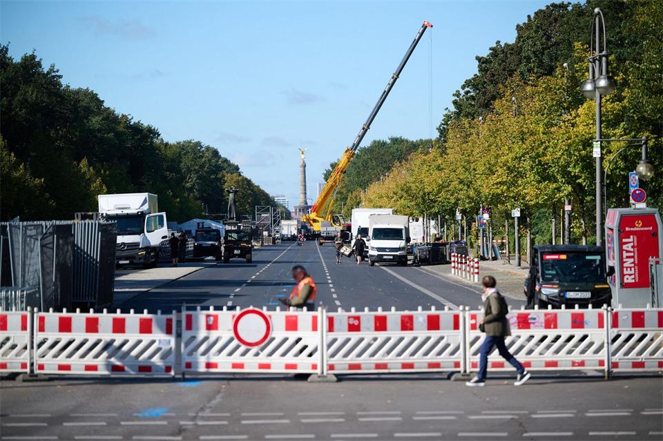 Zahlreiche Absperrungen sind wegen des Berliner Marathons vorbereitet. Sebastian Gollnow/dpa