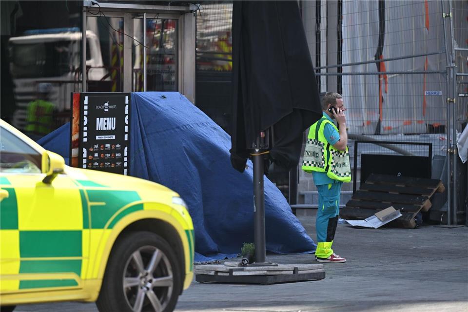 Zahlreiche Arbeiter werden evakuiert.Emile Windal/Belga/dpa