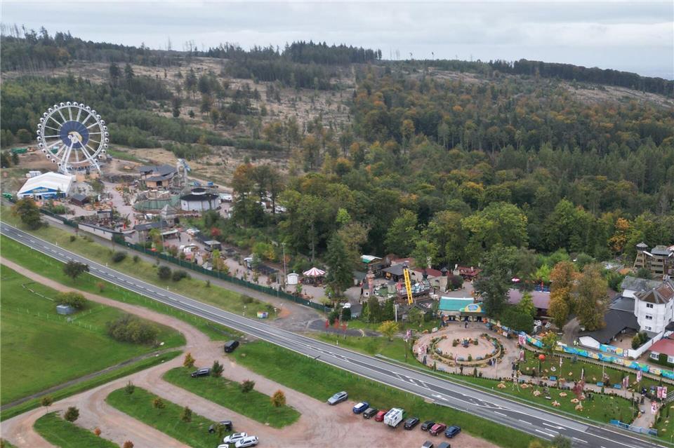 Zahlreiche Attraktionen des Freizeitparks Taunus Wunderland sind aus der Luft zu sehen. (Archivbild) Arne Dedert/dpa