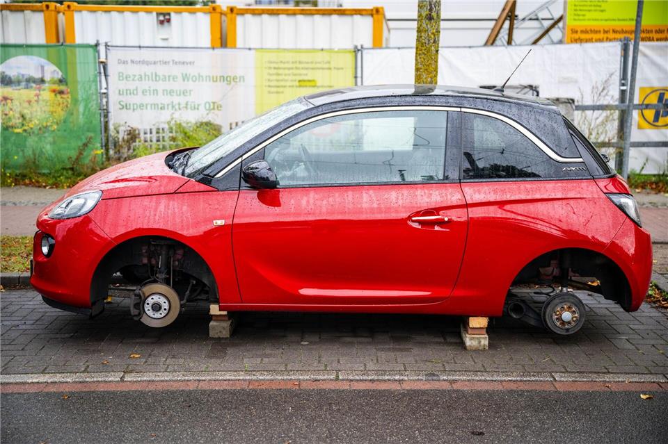 Zahlreiche Autofahrer und -fahrerinnen haben jüngst eine böse Überraschung erlebt: Am Fahrzeug waren Reifen zerstochen. Sina Schuldt/dpa