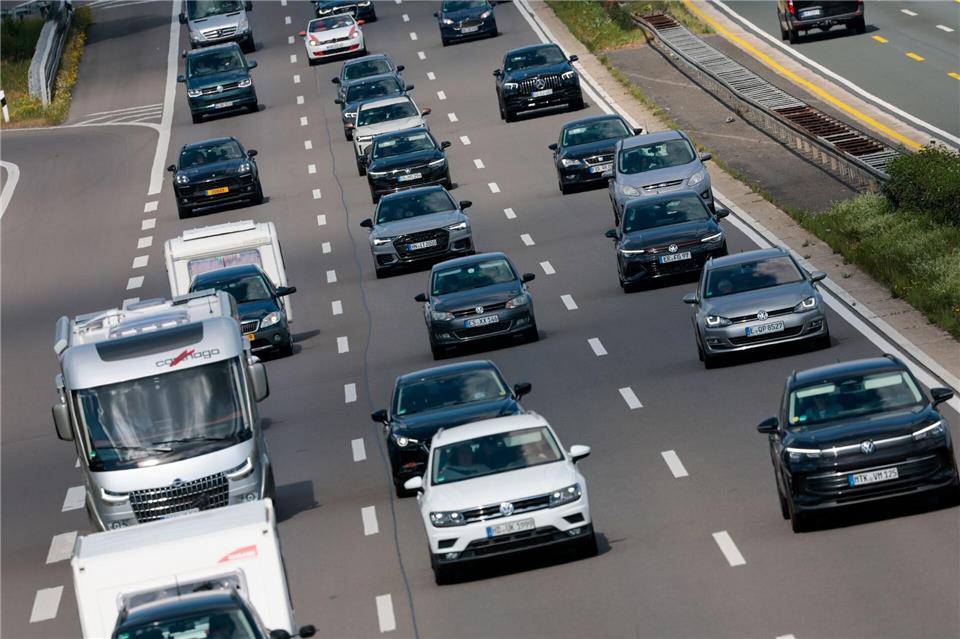 Zahlreiche Autos fahren auf der Autobahn. (Symbolbild)Thomas Banneyer/dpa