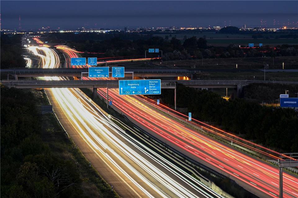 Zahlreiche Autos fahren über die A14 am Flughafen Leipzig/Halle. (Aufnahme mit Langzeitbelichtung)Jennifer Brückner/dpa