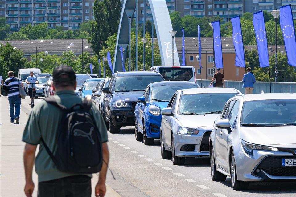 Zahlreiche Autos in der EU sind Firmenwagen. (Archivbild) Patrick Pleul/dpa