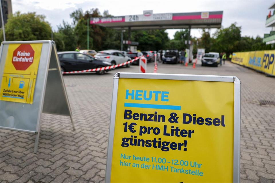Zahlreiche Autos stauen sich vor einer Tankstelle in Eisleben.Jan Woitas/dpa