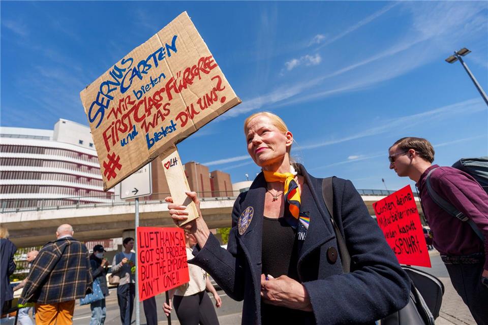 Zahlreiche Beschäftigte des Lufthansa-Kabinenpersonals haben am Frankfurter Flughafen gegen den Kurs der Fluggesellschaft demonstriert.Andreas Arnold/dpa