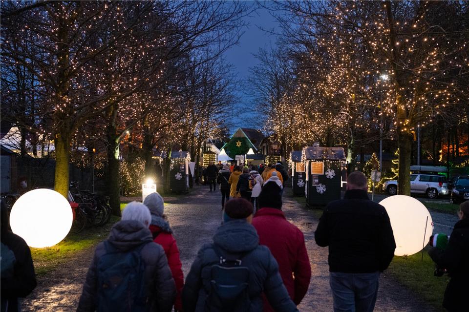 Zahlreiche Besucher aus ganz NRW lockt der Velener Waldweihnachtsmarkt jedes Jahr auf den Hof Krumme.