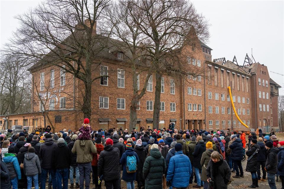 Zahlreiche Besucher besichtigen das Gelände auf dem Potsdamer Brauhausberg.Soerren Stache/dpa