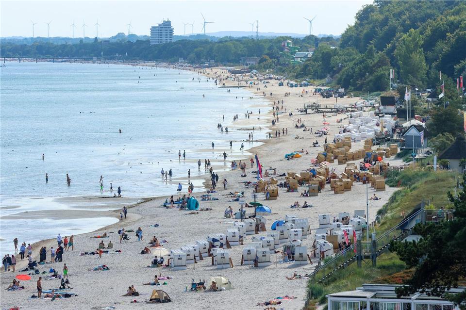 Zahlreiche Besucher nutzten den womöglich letzten Sommertag dieses Jahres für einen Ausflug an den Ostseestrand.Bodo Marks/dpa