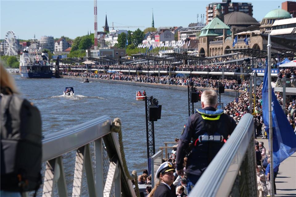 Zahlreiche Besucher stehen beim 837. Hafengeburtstag am Ufer der Elbe. Marcus Brandt/dpa