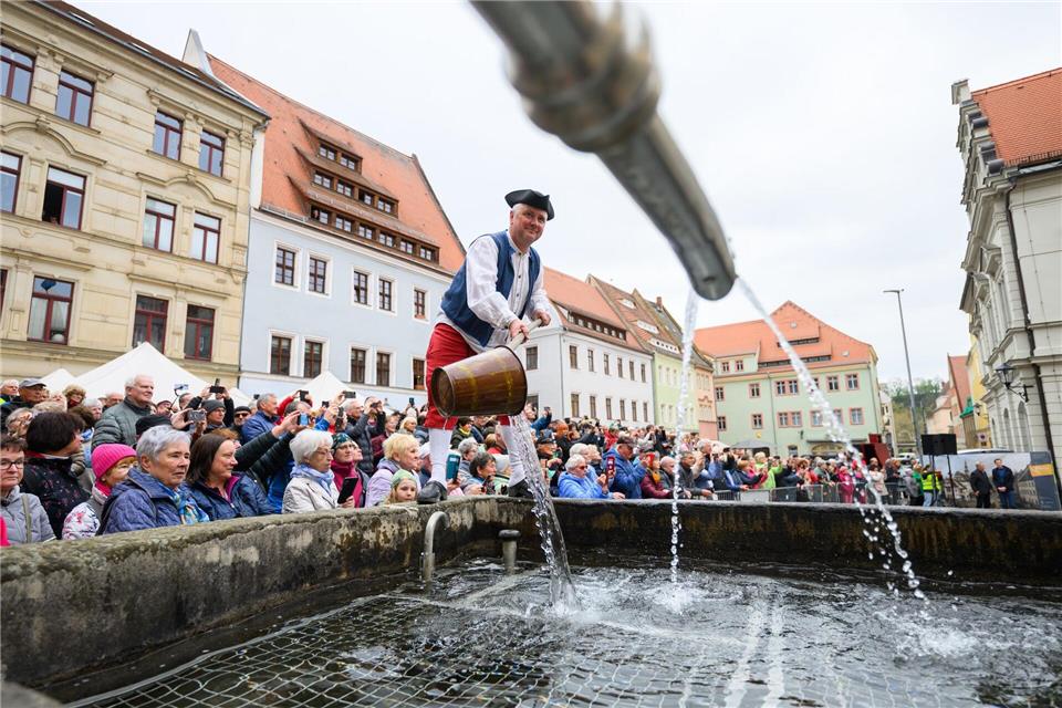 Zahlreiche Besucher versammelten sich am Marktplatz.Robert Michael/dpa