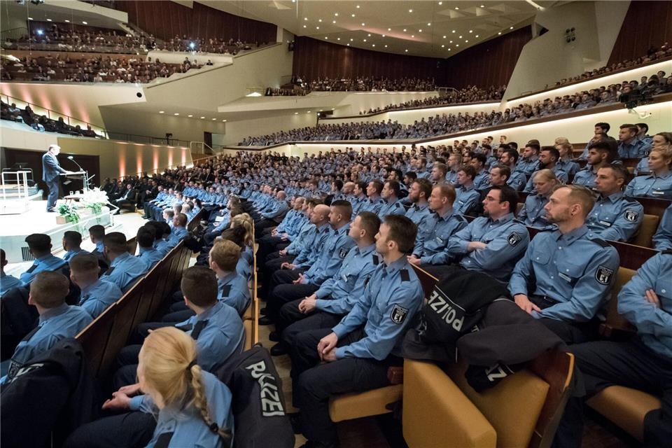 Zahlreiche Bewerber fallen bei der Berliner Polizei wegen ihrer schlechten schriftlichen Deutschkenntnisse durch. (Archivbild)picture alliance / Bernd von Jutrczenka/dpa
