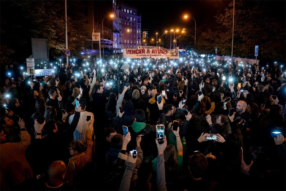 Zahlreiche Demonstranten in Madrid halten symbolisch ihre Handys hoch während einer Kundgebung gegen die Gewalt, die während der Kundgebungen im Rahmen des Bildungsstreiks ausgeübt wurde.A. Pérez Meca/EUROPA PRESS/dpa