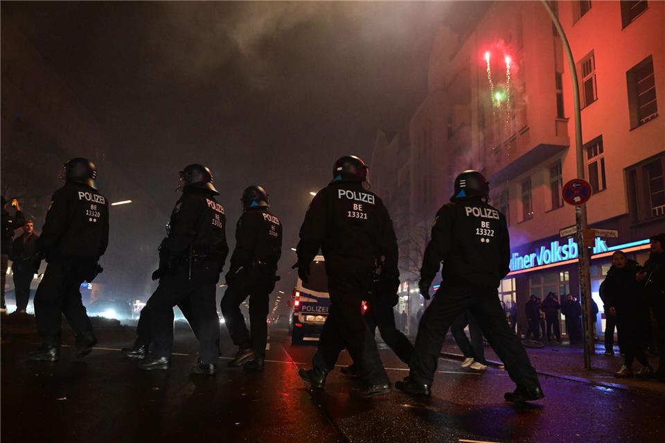 Zahlreiche Einsätze muss die Berliner Polizei in der Silvesternacht absolvieren. Sebastian Christoph Gollnow/dpa