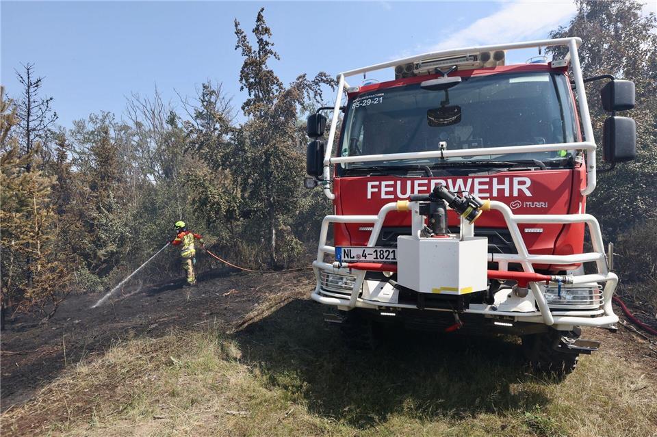 Zahlreiche Einsatzkräfte bekämpften den Brand. Matthias Bein/dpa